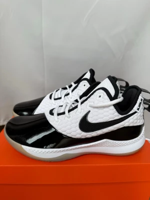 Nike LeBron Witness 3 svart/vit ALDRIG ANDVÄNDA! - Snygga Nike LeBron Witness 3 basketskor i svart och vitt. Ovandelen har ett mönstrat meshmaterial med svarta detaljer och en stor svart Swoosh på sidan. Skorna har vita snören och en slitstark sula för bra grepp på planen. Aldrig andvända! 