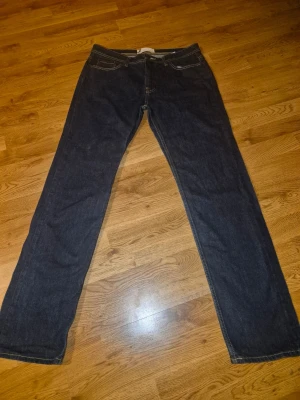 Dressmann som nya mörkblå jeans, storlek 36-34 - Snygga mörkblå jeans med rak passform och klassiska fem fickor. Jeansen har kontrastsömmar och normal midja. Perfekta till en avslappnad stil och funkar året runt.                                                           Snygg passform och fin modell. Waist 36 Length 34 Mycket fint skick, som nya! Djur och rökfritt hem