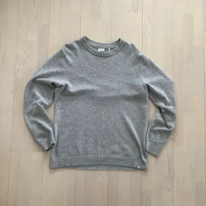 Stickad tröja - Tjena! Säljer nu denna extremt snygga tröja från Solid. Storlek XL och i väldigt bra skick! Priset är ej hugget i sten så hör av dig vid minsta fundering:)