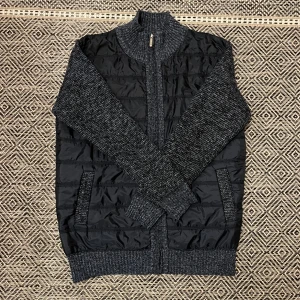 stickad cardigan jacka - Snygg stickad cardigan. Perfekt nu och mot våren/sommaren. Storlek L men sitter mer som M. Skriv vid minsta intresse, pris kan alltid diskuteras