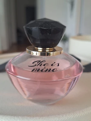 She is mine parfym från La Rive 90 ml - Ni ser mängd kvar. 
