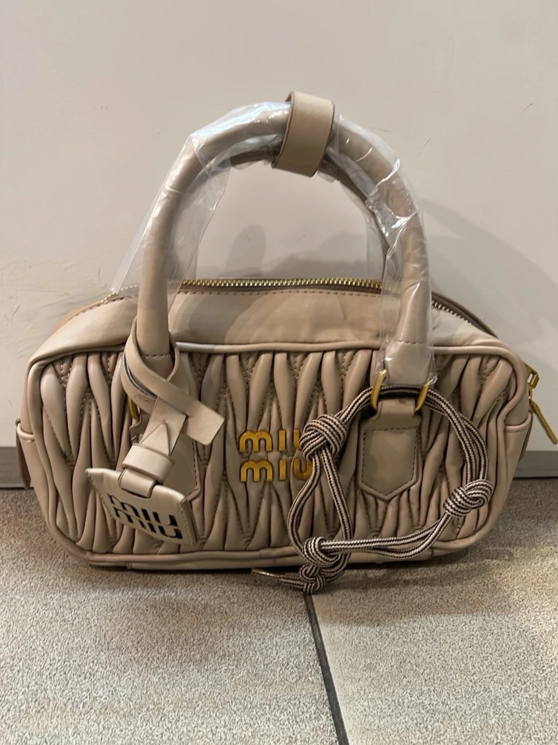 Beige handväska med pärldetaljer