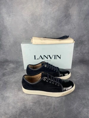 Lanvin DBB1 - Skick: 8,5/10. | Ingår: Skor, box, dustbags och extrasnören. | Nypris: +- 5200 SEK. | Storleken är UK8.