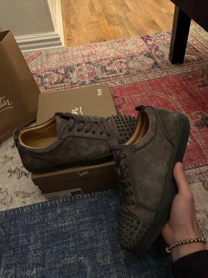 Christian Louboutin skor grå - Säljer mina äkta Lubs allt kommer med som är på bild kvitto finns såklart pris går att diskutera kom gärna med byten