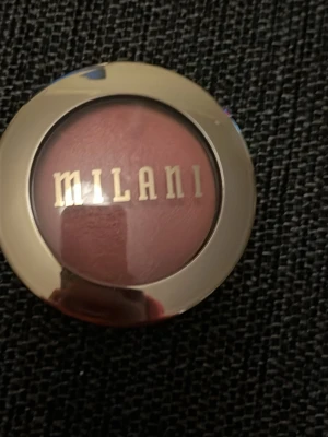 Milani  Blush - Milani Baked Powder Blush i nyansen Petal Primavera 14. Rouget har en varm, rosa ton.  Testad en gång på handen men var inget för mig därför säljer vidare. 