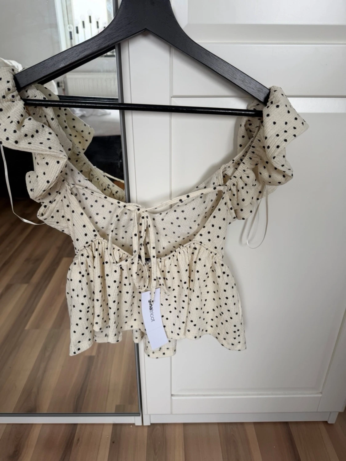 Prickig volangtopp med snörning - 1