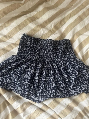 Blommig kjol  - Blå kjol 