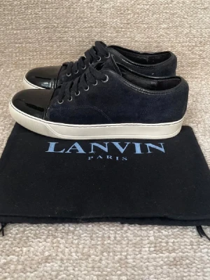 lanvins - riktigt snygga lanvins i bra skick, har haft skorna i 2 månader ungefär och dom är inte jätte använda, skorna är självklart äkta🤩 undrar ni något så är det bara att skriva🤗