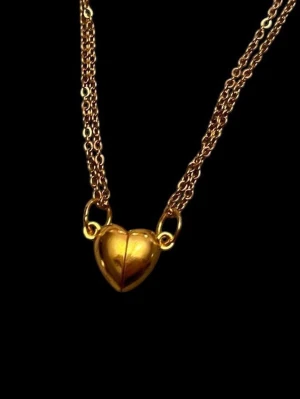 Vänskapshalsband magnetiskt parhalsband - Två halsband med varsin magnetiskt hjärthalva. Halvorna klickar ihop med magnet när de förs tillsammans. Trädd på kedja i guldimitation som är justerbar 45-50 cm. Berlockerna är ca 1 x 0,5 cm.   Perfekt att dela med din partner, bästa vän eller någon anan som betyder mycket!❤️ 