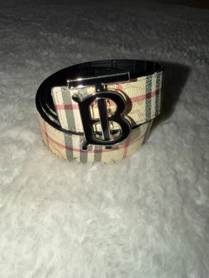 Burberry bälte - Nytt burberry bälte, mycket bra skick. Använt ett fåtal gånger. Går att byta håll på bältet