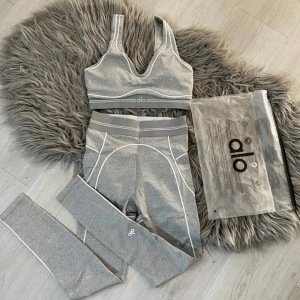 Grått träningsset från Alo Yoga - Helt ny, så otroligt fin.