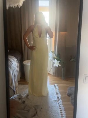 ljusgul balklänning  - säljer denna jättefina ljusgula balklänningen i satin från peppermayo, storlek 36💞 väldigt fin passform med en medföljande scarf som man själv kan välja att ha på eller inte🌸endast testad en gång, lapp är kvar på och kan skickas i orginalförpackning