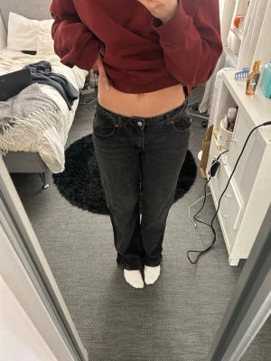 Svarta raka jeans - Säljer ett par svarta jeans med rak passform och klassiska fickor både fram och bak. Jeansen har en enkel design utan slitningar eller dekorativa detaljer och är tillverkade i ett robust denimtyg. Perfekta för dig som gillar en avslappnad och tidlös stil.