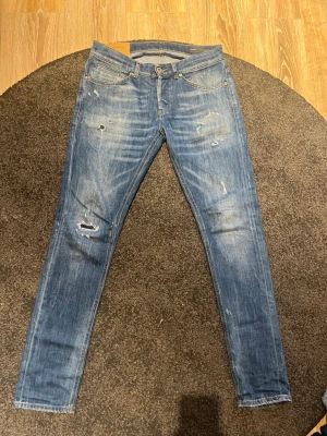 Dondup George  - Ett par Dondup George jeans med skönt wash ock slitningar. Skick 10/10. Storlek 32. Modell på bilden är 187 cm lång. Om det är något du undrar över så fråga 🙋 