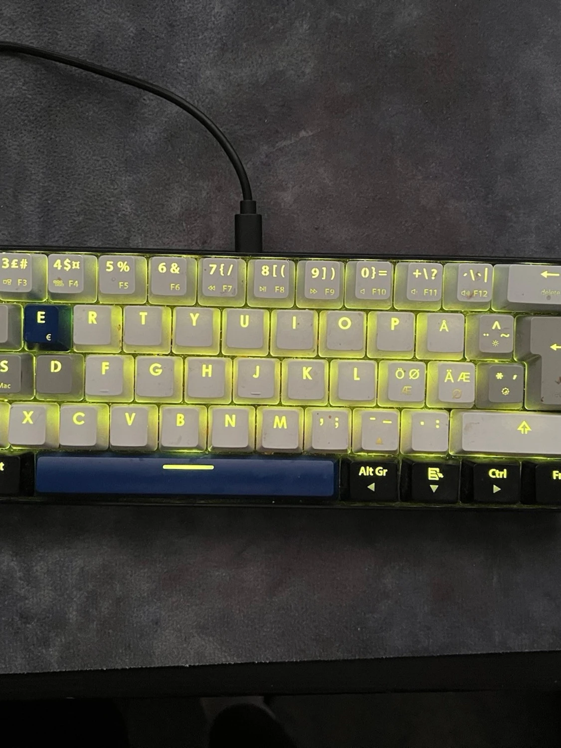 Mekaniskt tangentbord med RGB-belysning
