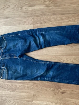 Nuddie jeans  - Nuddie jeans som har andvänts på bra sätt, och bara blivit snyggare med tiden. 30 32 i storlek