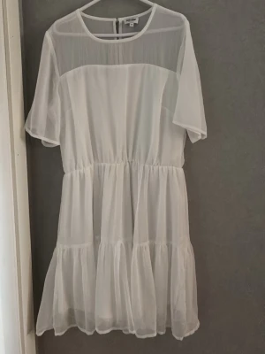 Studentklänning - Klänning som passar till student eller skolavslutningar🤍bara använd en gång