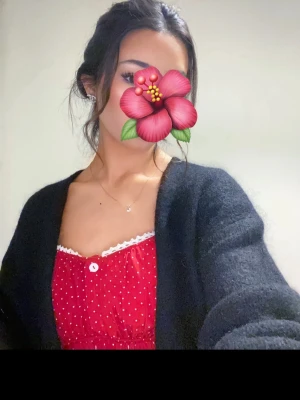 Söt prickig blå topp - Har den blå och röd!