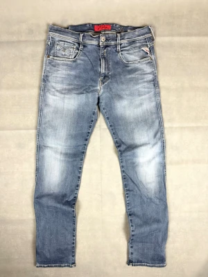 Replay jeans anbass - Replay jeans | Size W34 L? ( då storlekslapp bortklippt) | Modell: Anbass | Skick: 8,5/10 | Mått: Midja: 41 cm Längd: 100 cm | Hör gärna av dig vid frågor och funderingar!🤗