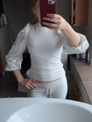 Volang topp - Söt volang topp med satin💗passar perfekt till en middag eller liknande! Stl Xs! Vet tyvärr inte vart den är ifrån, står ingen lapp och köpte den för några år sedan! Pris kan diskuteras!!