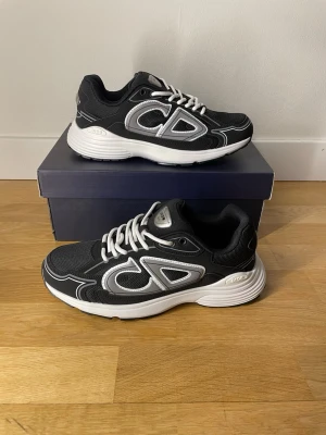 B30 skor svart och vit - Feta b30 skor svart fita med reflex 👊🔥 strorlek: 43