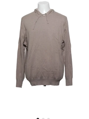 Massimo dutti Kashmir  - En enkel och stilren beige hoodie med huva och dragsko. Hoodien har långa ärmar, ribbade muddar vid ärmslut och nederkant samt en avslappnad passform. Tillverkad i mjukt material som känns skönt mot huden. Perfekt för en chill och avslappnad look.