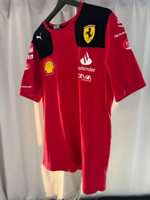 Puma Ferrari - Carlos Sainz - Äkta Ferrari F1 merch, köpt på ferrari butik i Usa. 55 Carlos Sainz. Strl L helt ny, aldrig använd. Finns i Nacka. 