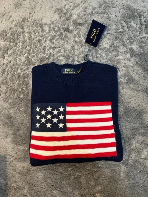 Polo Ralph Lauren USA flaga - mörkblå/navy - Tjena! Säljer nu denna nya Ralph lauren usa flaga tröjan. Den är mörkblå, och är ny. Endast testad. Storlek S, kan passa som en M beroende på. Medföljer taggarna och og påse. Vid frågor kontakta gärna! Herr modell, men har även en tjej modell i profilen. Vid