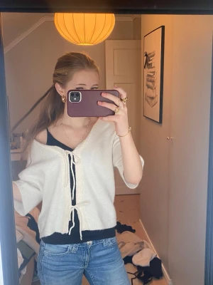 Vit kofta med knytband - Säljer en vit kofta med korta ärmar och knytband framtill. 