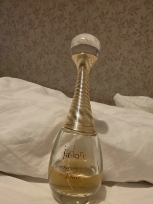 J'adore Eau de Parfum från Dior - J'adore Eau de Parfum från Dior 100ml som kanske 40, 50ml kvar. 
