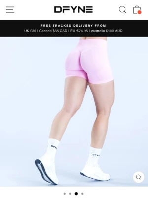 Ljusa rosa shorts från DFYNE - Säljer ett par ljusa rosa shorts från DFYNE modellen impact. Perfekta för träning eller gym. Materialet är stretchigt, vilket ger en bekväm passform och rörelsefrihet. Köpte dem på Vinted och hon sa att dem var äkta men jag är själv inte 100% säker 💕