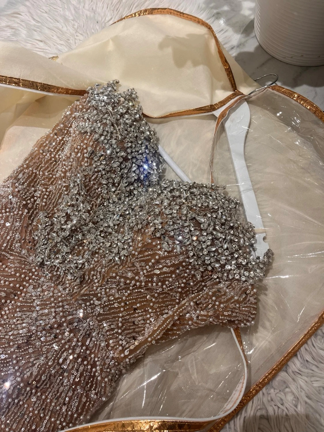 Glittrig långklänning med pärlor - 1