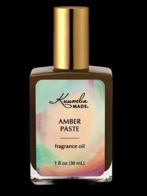 Kuumba Made Amber Paste parfymolja - Kuumba Made Amber Paste doftolja.   Se bild 3 för kvarstående mängd, 3.7ml från början Knappt använd, extremt dryg  Samfraktar gärna! Säljer mer parfymer så kika gärna på mina andra annonser  Tveka inte att ställa frågor!