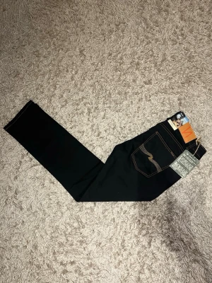 Vintage nudie jeans 2004 slim straight even steven archive nya  - Vintage nudie jeans från 2004 helt nya med lappar på, nästan omöjligt att hitta och förmodligen äldre än dig. Modell even steven vilket motsvarar en slim straight passform. Storlek 34/33 på lappen men mer som 32-33/33. Riktig unik tvätt i mjukt material. Postas antigen samma dag som köp eller dagen därpå🙌💯