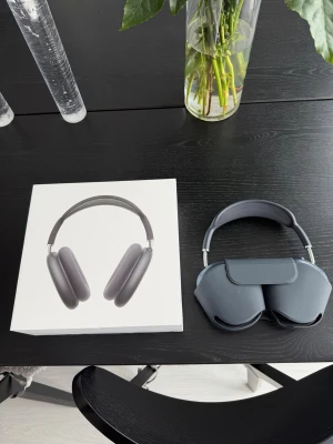 Apple AirPods Max i rymdgrå - Snygga Apple AirPods Max i rymdgrå färg med stilren design. Over-ear hörlurar i aluminium och mesh-material för extra komfort. Kommer med smart case och originalkartong. Perfekta för dig som vill ha grymt ljud och modern look.