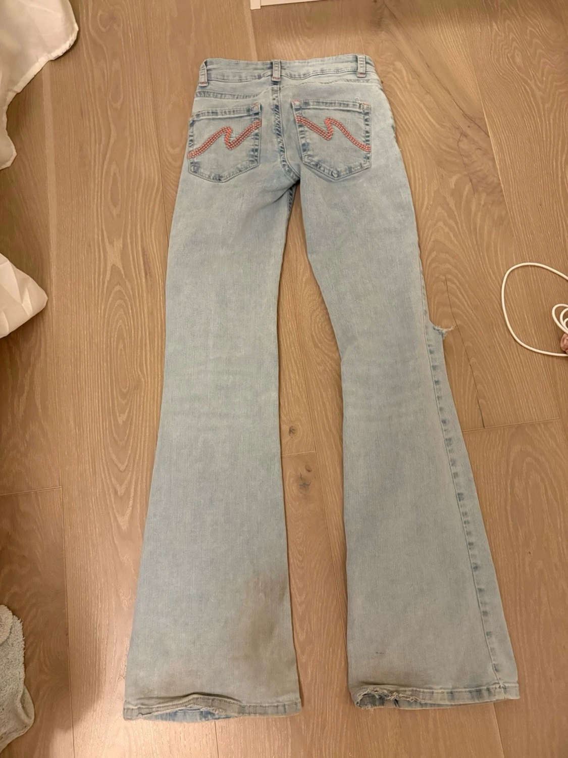 Ljusblå bootcut jeans med slitningar  - 3