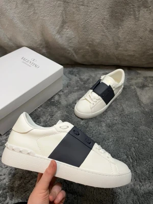 Valentino Open - Navy/mörkblå - Tjena! Säljer nu dessa nya Valentino opens. Storlek 44, skicket är 10/10 helt nya, endast prövade. Medföljer box, dustbags, kort osv. Vid frågor kontakta gärna! Mvh 