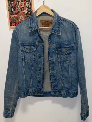 Klassisk Crocker jeansjacka - Snygg blå jeansjacka från Crocker Jeans med klassisk passform, vintage stil.