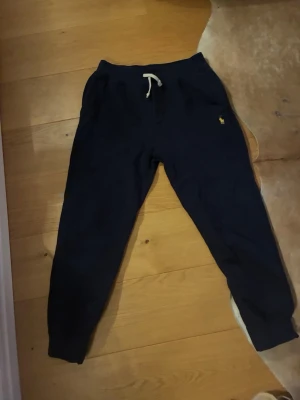 Mörkblå mjukisbyxor Polo Ralph Lauren - Mjukisbyxor från Ralph lauren nypris 1600kr