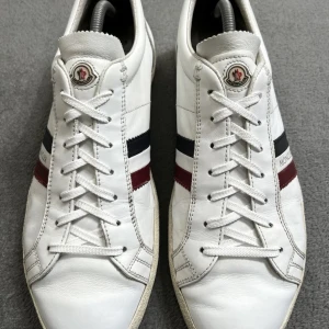 Moncler dojor  - Säljer moncler skorna då jag har lite för många dojor dem är i bra skick och inga tydliga defekter PRIS:2300kr  SKRIV INNAN DU KÖPER!!!!