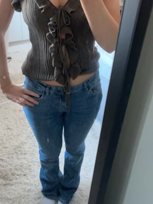 Grön volang Zara topp  - Säljer denna skitsnygga och trendiga gröna volang detaljerade toppen ifrån Zara. Toppen är i väldigt bra skicka har använd den 1-2 gånger. Perfekt för dig som vill ha en trendig och unik look💗