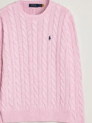 Ljusrosa kabelstickad tröja Polo Ralph Lauren - Supersnygg ljusrosa kabelstickad tröja från Polo Ralph Lauren med klassisk rund halsringning och mörkblå broderad logga på bröstet. Tröjan har ribbade muddar vid ärmslut och nederkant. Perfekt för en trendig och avslappnad look. Fråga för mer vilder!