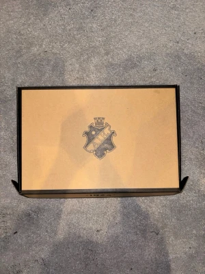 AIK 1924 EDITION (133 exemplar) - Säljer denna AIK 1924 Edition-tröja i storlek (oanvänd, med originalförpackning). Detta är en mycket eftertraktad samlartröja framtagen av Nike och AIK för att fira Allsvenskans 100-årsjubileum år 2024.  Endast 133 tillverkades och lottades ut till årskortsinnehavare - Pris kan absolut diskuteras vid snabb affär!