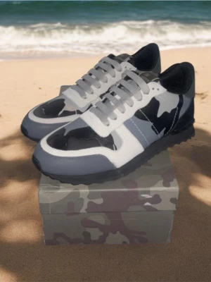 Valentino garavani helt nya  - Helt nya valentino rockrunners i storlek 43! Nypris 7000kr. Jag säljer dom för 2699kr som är helt sjukt bra pris för helt nya rockrunners. Skriv vid intresse! 