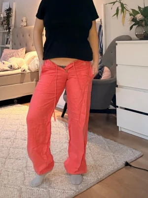 Lågmidjade Korall Byxor - Jag säljer mina Korall linne byxor eftersom att de har blivit för små för mig. Materialet är i 100% linne och dessa är coral färgade! Jätte fina till sommaren eller våren💕   Höftmått: 85 cm  Innebensläng: 84 cm