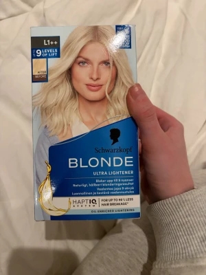 Schwarzkopf Blonde Ultra Lightener - Blonderingsmedel från Schwarzkopf för att ljusa upp håret upp till 9 nyanser. Innehåller olja för mindre slitage och ger en naturlig, hållbar blond färg. Förpackningen är blå och vit med detaljer i guld. Passar för mörkblont till mellanblont hår.