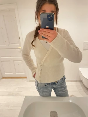 Vit stickad kofta Gina - Jättefin kofta, alpaca blend, från Gina tricot. Storlek S. Skriv om du har frågor🩷