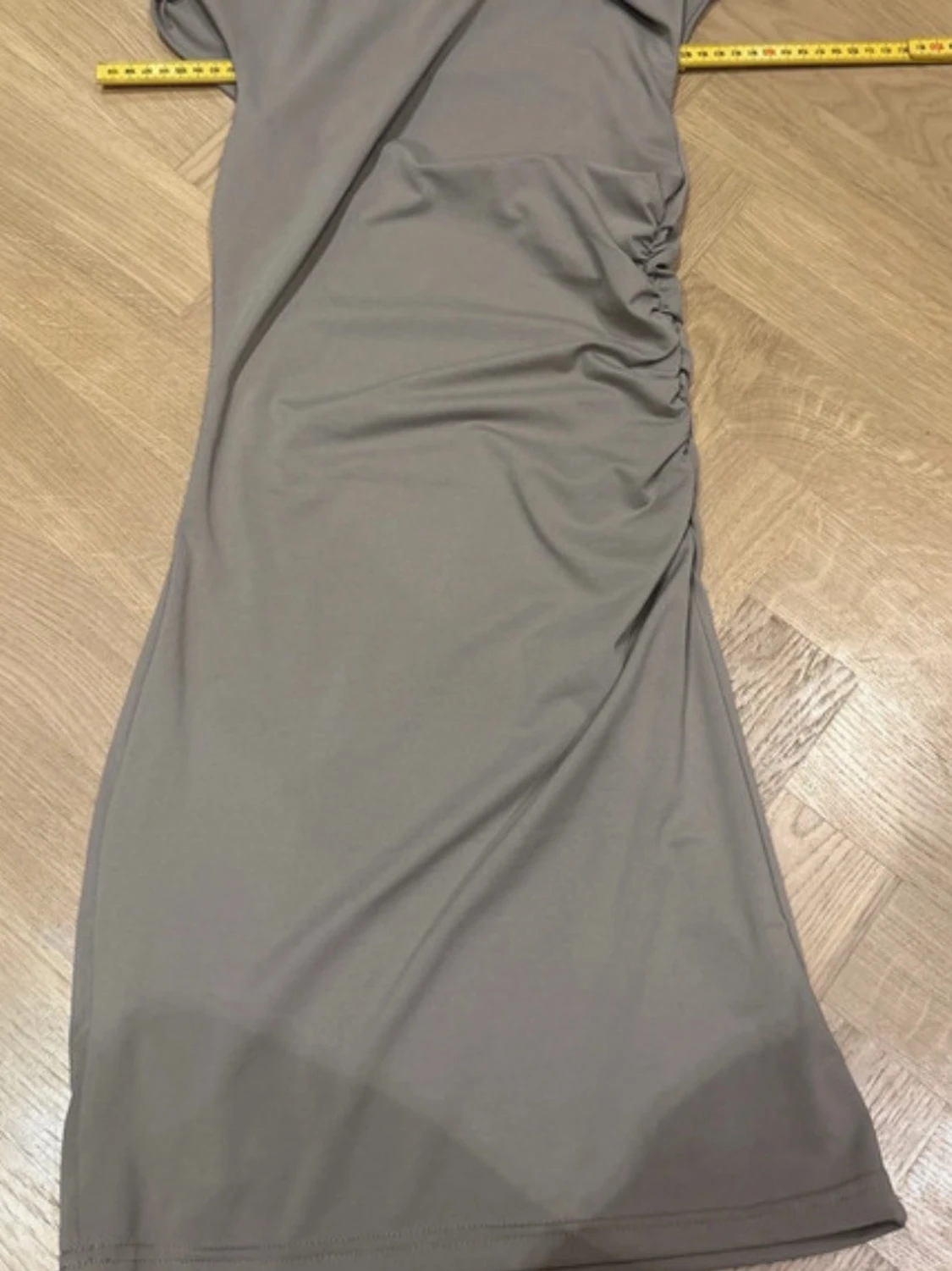 Grå långklänning med rynkade detaljer