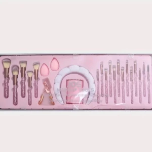 Rosa sminkborstset med glitterhandtag - Säljer ett komplett sminkborstset med rosa glitterhandtag och mjuka syntetborst. Setet innehåller flera borstar för ansikte och ögon, två rosa makeupsvampar, pincett och ett vitt fluffigt pannband. Perfekt för dig som vill ha allt i matchande stil.