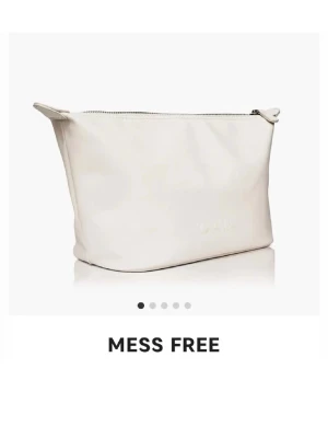 Vit necessär med rosa foder ifrån caia  - Stilren vit necessär med dragkedja och ljusrosa innerfoder ifrån caia. Praktisk modell med flera innerfack och enkel design. Perfekt för att organisera smink eller småprylar i väskan. Tillverkad i ett slätt material som är lätt att torka av. Denna är helt oanvänd. Nypris är 325! Denna finns heller inte kvar💕